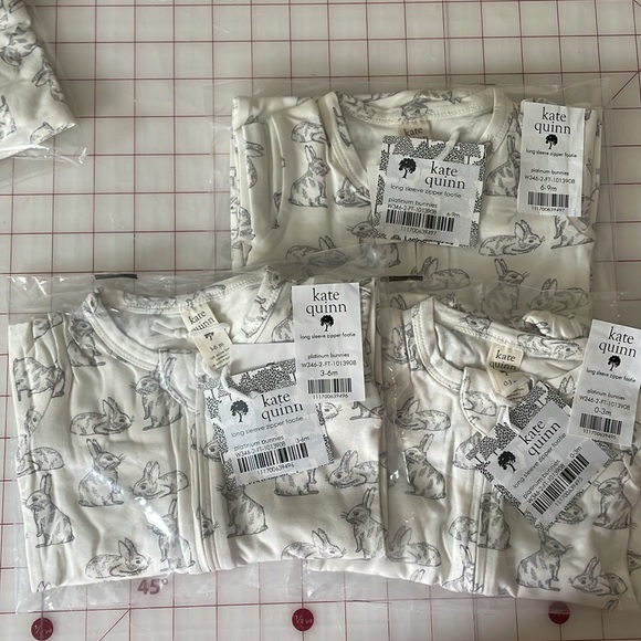 Kate Quinn Zipper Footie Platinum Bunnies NWT 0-3M - Picture 2 of 6